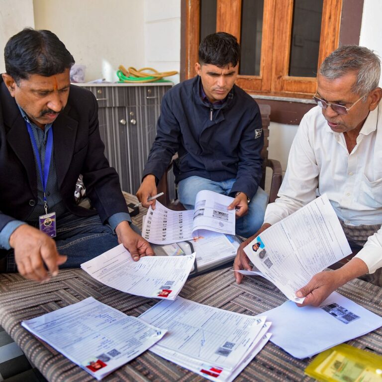 चुनाव आयोग बोला- SIR में चूक पर अधिकारी जिम्मेदार होंगे:दिसंबर तक डेडलाइन, दबाव से परेशान BLO; राजस्थान-MP और केरल में 3 सुसाइड कर चुके