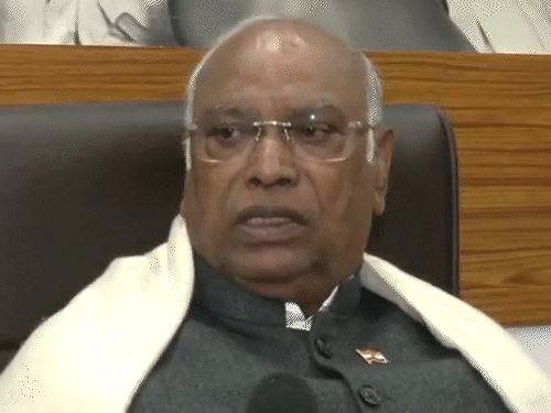 RSS-BJP संविधान को कमजोर कर रहे- कांग्रेस:भारत की ये पहचान आज खतरे में, ममता ने कहा- नागरिक अधिकारों के नाम पर डर का माहौल बना रहे