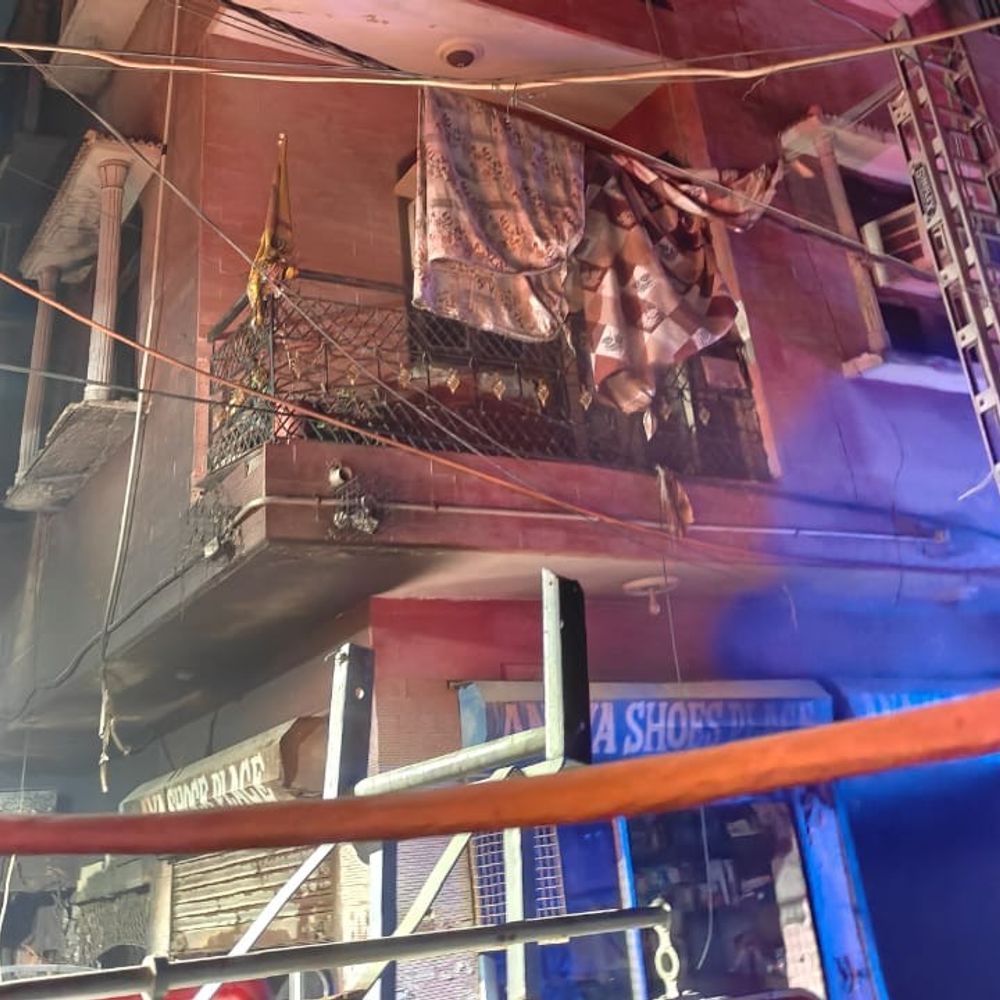 दिल्ली के तिगड़ी एक्सटेंशन में चार मंजिला बिल्डिंग में आग:4 की मौत, जूतों की दुकान से भड़की; मरने वालों में बिल्डिंग का मालिक भी शामिल