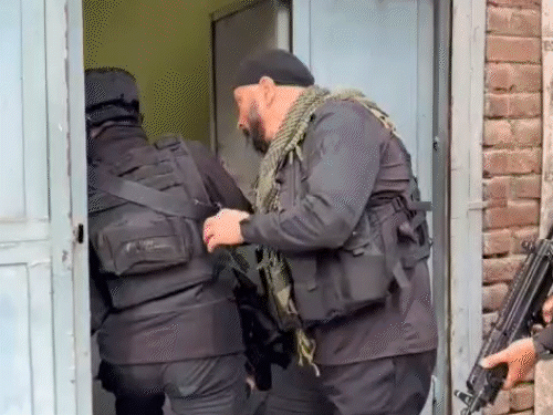 जम्मू-कश्मीर टेरर मॉड्यूल का खुलासा, 7 लोग गिरफ्तार:जैश-ए-मोहम्मद और गजवा-ए-हिंद से लिंक मिले, ठिकानों से हथियार-बारूद बरामद