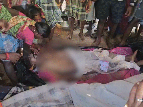 हिड़मा की लाश से लिपटकर रोई सोनी सोढ़ी:शव पर काली पैंट-शर्ट डाली, पत्नी राजे की लाल जोड़े में विदाई; पूवर्ती में अंतिम संस्कार