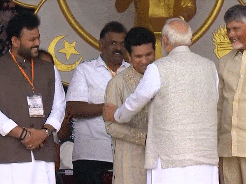 श्री सत्य साई बाबा का जन्मशताब्दी समारोह:कार्यक्रम में एक्ट्रेस ऐश्वर्या राय ने पीएम मोदी के पैर छुए, सचिन तेंदुलकर भी शामिल हुए