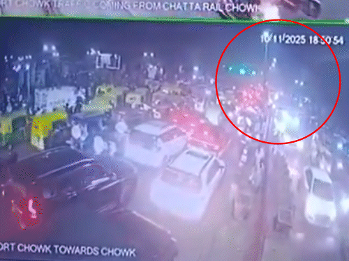 दिल्ली ब्लास्ट- DL10-CK-0458 नंबर की लाल इकोस्पोर्ट की तलाश:पुलिस को शक- इसमें विस्फोटक हो सकते हैं; PM मोदी अस्पताल में घायलों से मिले