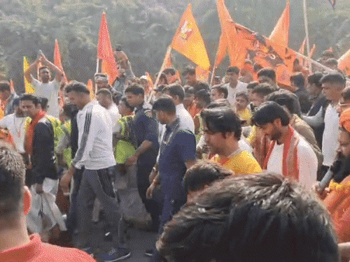 धीरेंद्र शास्त्री बोले-जातियों का अहंकार खत्म करना है:हरियाणा में पदयात्रा में महिलाएं नाचीं, बोलीं- भारत हिंदू राष्ट्र बने, क्रिकेटर धवन शामिल हुए