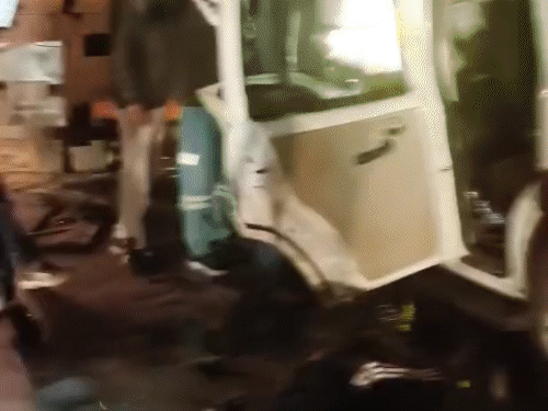 छत्तीसगढ़ में खड़े ट्रक में घुसी स्कॉर्पियो, 5 की मौत:इनमें पिता-पुत्र भी, 3 गंभीर, मूवी देखकर लौट रहे थे 2 परिवार के 11 लोग