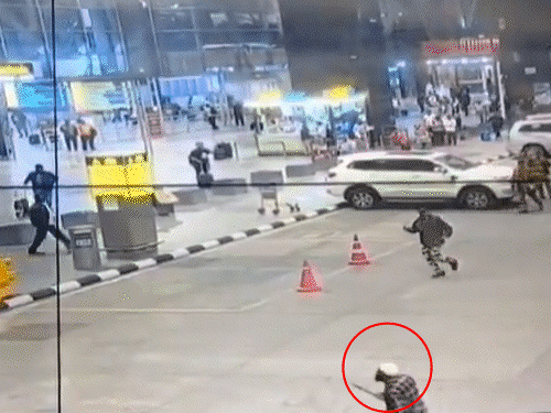 बेंगलुरु एयरपोर्ट पर चाकू लेकर दौड़ा युवक:टैक्सी ड्राइवर पर हमला करने की कोशिश की; CISF जवानों ने गिराकर चाकू छीना