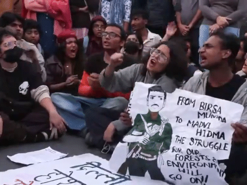 इंडिया गेट पर नक्सली हिड़मा के पोस्टर लहराए गए:लाल सलाम और अमर रहे के नारे लगे; दिल्ली प्रदूषण के खिलाफ था प्रदर्शन, 22 गिरफ्तार