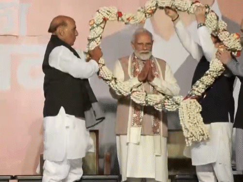 मोदी गमछा लहराते हुए भाजपा मुख्यालय पहुंचे:मखाने की माला पहनी, बोले- बिहार के लोगों ने गर्दा उड़ा दिया; टॉप 10 मोमेंट्स