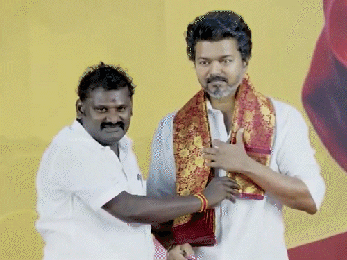 करूर भगदड़ के 2 महीने बाद विजय का इनडोर कैंपेन:महज 2000 को क्यूआर कोड से एंट्री, पार्टी वर्कर्स ने पुलिस से सीखा भीड़ का मैनेजमेंट