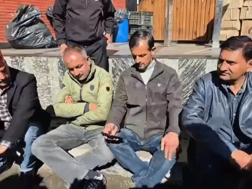 संजौली मस्जिद विवाद, थाने के बाहर अनशन:FIR रद्द करने व बिजली-पानी काटने की मांग, कोर्ट दे चुका है गिराने का आदेश