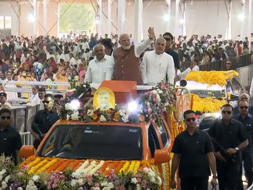 मोदी बोले-बिरसा मुंडा के घर जाने वाला मैं पहला PM:आदिवासी पोशाक पहनी, 4 किमी लंबा रोड शो किया; ₹9700 करोड़ के प्रोजेक्ट्स शुरू करेंगे