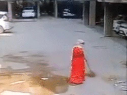 अहमदाबाद में तीसरी मंजिल से कूदी महिला, VIDEO:तीन साल पहले की थी लव-मैरिज, परिवार में दो साल का बेटा भी