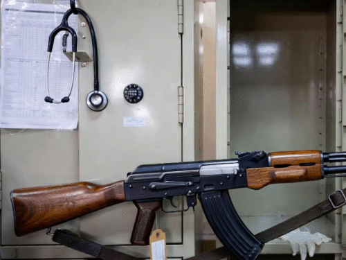 जम्मू-कश्मीर में डॉक्टर के लॉकर से AK-47 मिली:2024 तक अनंतनाग में तैनात थे; पुलिस ने हिरासत में लिया, जांच शुरू