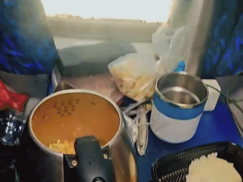 महिला ने ट्रेन में इलेक्ट्रिक केतली में बनाए नूडल्स, VIDEO:15 लोगों की चाय भी बनाई; रेलवे ने कहा- एक्शन लेंगे, महिला की तलाश शुरू