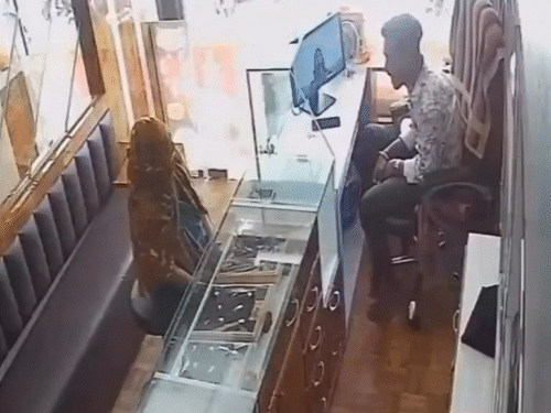 अहमदाबाद- महिला ने दुकानदार की आंखों में मिर्च पाउडर फेंका:ज्वेलरी शॉप लूटने की साजिश थी, ओनर ने 20 सेकेंड में 20 थप्पड़ जड़े...VIDEO