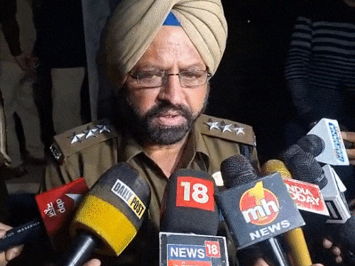 चंडीगढ़ रोजगार्डन में दिनदहाड़े महिला की हत्या:लेडीज बाथरूम में गला काटा, चाकू वहीं फेंका; लाश के पास मोबाइल भी मिला