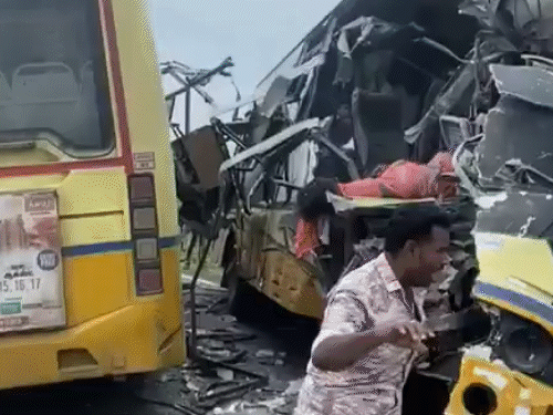 तमिलनाडु- दो बसों की आमने-सामने से टक्कर, 11 की मौत:मृतकों में 2 बच्चे भी, शव सीटों के बीच फंसे थे; 20 से ज्यादा घायल