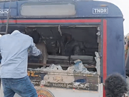 तेलंगाना के रंगारेड्डी में बस-डंपर की टक्कर, 19 की मौत:20 घायल; लोग गिट्टी के नीचे दबे, शवों को निकालने के लिए बस काटनी पड़ी