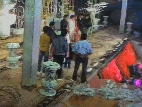 महाराष्ट्र में स्टेज पर दूल्हे को चाकू मारा, VIDEO:ड्रोन कैमरे ने 2km तक हमलावर का पीछा किया; वीडियो फुटेज में चेहरा-भागने का रास्ता कैद