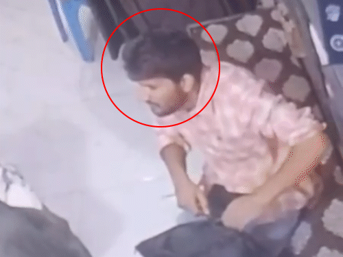 दिल्ली ब्लास्ट के आतंकी उमर का नया वीडियो-फोटो सामने आया:फरीदाबाद में दुकान पर फोन चार्ज करता दिखा; अल-फलाह यूनिवर्सिटी के खिलाफ 2 FIR