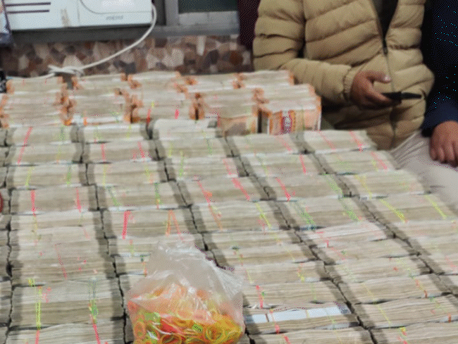 सागर में कार से पकड़ाए 3.98 करोड़ रुपए:500 और 200 रुपए के नोटों की गडि्डयां मिली; कटनी से महाराष्ट्र ले जा रहे थे