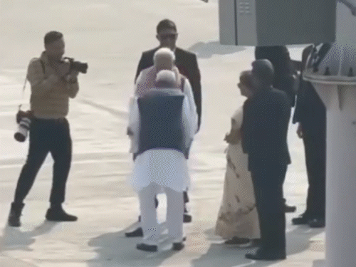 मोदी के पैर छूने लगे नीतीश, पीएम ने रोका:बेटे के पैर छूने पर भी इमोशनल हुए; शपथ की 26 तस्वीरें भी देखें