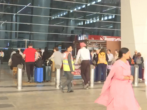 दिल्ली एयरपोर्ट का एयर ट्रैफिक सिस्टम 12 घंटे बाद दुरुस्त:800 फ्लाइट्स लेट, 20 रद्द: दिनभर लोग परेशान होते रहे, 50 मिनट देरी से प्लेन उड़े