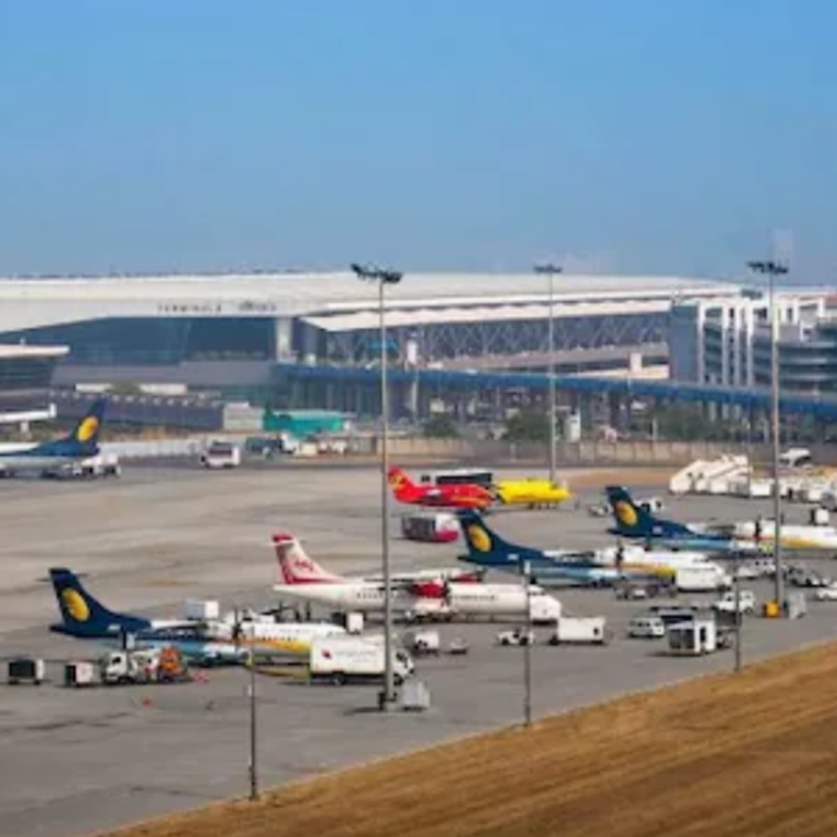 दिल्ली में गलत रनवे पर उतरा अफगानिस्तान का प्लेन:उड़ान भरने वाले रनवे पर हो गई लैंडिंग, गनीमत रही इस पर कोई विमान नहीं था