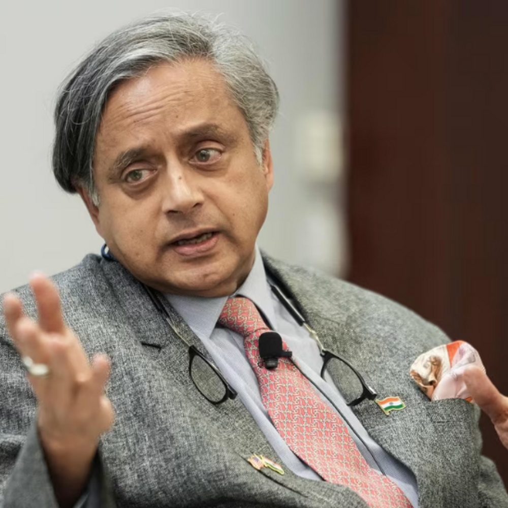 थरूर ने लिखा- भारत में पॉलिटिक्स फैमिली बिजनेस:कुछ लोगों को लगता है राजनीति नेहरू-गांधी परिवार का जन्मसिद्ध अधिकार, वंशवाद छोड़ना चाहिए