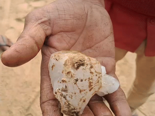 यूपी में आसमान से गिरी बर्फ की सिल्ली:लोग बाल-बाल बचे, इंस्पेक्टर ने कुदरत का करिश्मा बताया, SDM बोले- जांच करवा रहे