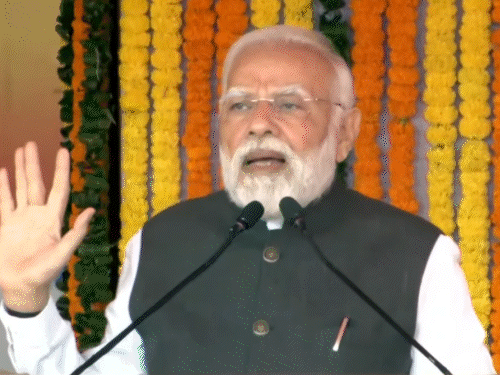 मोदी ने बच्चे के कंधे पर हाथ रखकर कविता सुनी...VIDEO:हौसला बढ़ाने के लिए चुटकी बजाते रहे; 4 वंदेभारत को हरी झंडी दिखाई