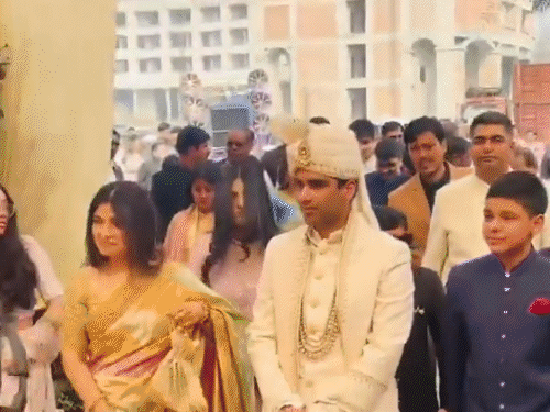 अखिलेश के भाई आर्यन ने सात फेरे लिए:भाभी डिंपल बारात लेकर पहुंचीं, ताऊ रामगोपाल दूल्हे से बोले-पैर छूकर आशीर्वाद लो