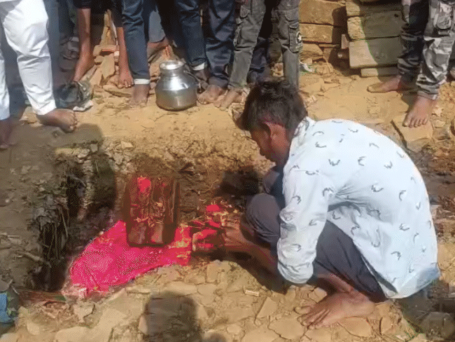 मस्जिद की जमीन पर खुदाई में निकली राम-सीता की मूर्तियां:सागर में 200 साल पहले दी थी जमीन, लोगों ने की पूजा, निर्माण कार्य रोका