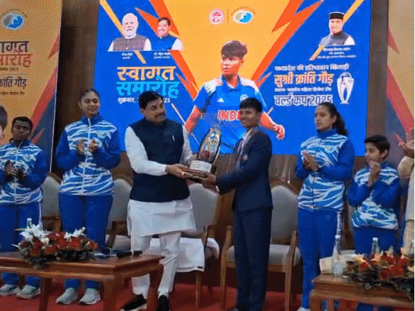 विश्व चैंपियन क्रांति गौड़ पर लोगों ने फूल बरसाए:छतरपुर में गूंजे भारत माता की जय के नारे; 5 किमी लंबा जाम लगा