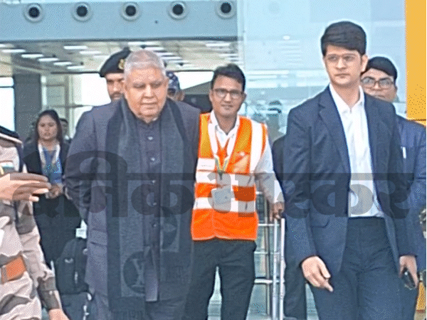 पूर्व उपराष्ट्रपति धनखड़ की अगवानी करने नहीं पहुंचे भाजपा नेता:भोपाल एयरपोर्ट से कार से राजभवन आए; दिग्विजय बोले- यूज एंड थ्रो... यही है भाजपा