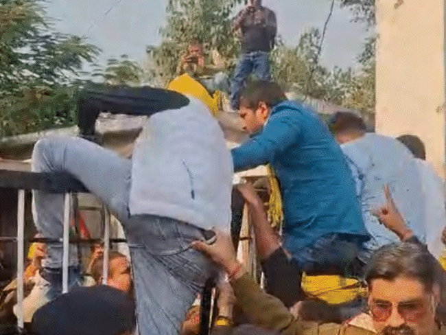 भाजपा विधायक पर 1135 एकड़ जमीन घोटाले का आरोप:आदिवासी संगठन बोले- संजय पाठक ने चार कर्मचारियों के नाम जमीनें खरीदी; चारों लापता, जान को खतरा