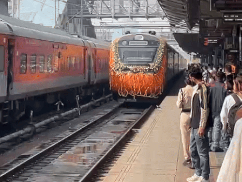 हरियाणा में पहले दिन 1 घंटा देरी से पहुंची वंदेभारत:फिरोजपुर से आई, मंत्री विज ने अंबाला में स्वागत किया; PM मोदी ने उद्घाटन किया था