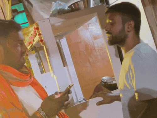 हिसार में नॉनवेज शॉप खोलने पर पीटा,VIDEO:भगवा गमछा पहने युवक ने थप्पड़ मारकर जय श्रीराम के नारे लगवाए; पुलिस ने आरोपी को पकड़ा