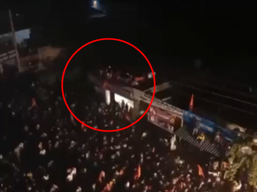 हरियाणा में धीरेंद्र शास्त्री की पदयात्रा की सुरक्षा बढ़ाई:दिल्ली ब्लास्ट​​ के बाद अब 5 कंपनियों की सिक्योरिटी; देखने चढ़े लोगों के वजन से छज्जा टूटा