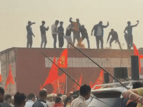 हरियाणा में धीरेंद्र शास्त्री ने ढोल बजाया:बागेश्वरधाम पीठाधीश्वर बोले- हिंदू एकजुट नहीं हुए तो 80 हजार लोग मरेंगे, हर घटना में एक कौम का नाम