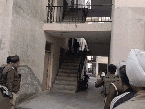 जेल गार्ड ने AK-47 से पत्नी-सास की हत्या की:पुलिस ने सरेंडर के लिए कहा तो खुद को भी गोली से उड़ाया; CCTV फुटेज सामने आई