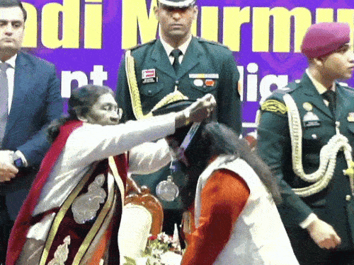 राष्ट्रपति द्रौपदी मुर्मू कुमाऊं विश्वविद्यालय पहुंचीं:स्टूडेंट्स को गोल्ड मेडल पहनाए; कैंची धाम के दर्शन किए, नयना देवी मंदिर में आरती की