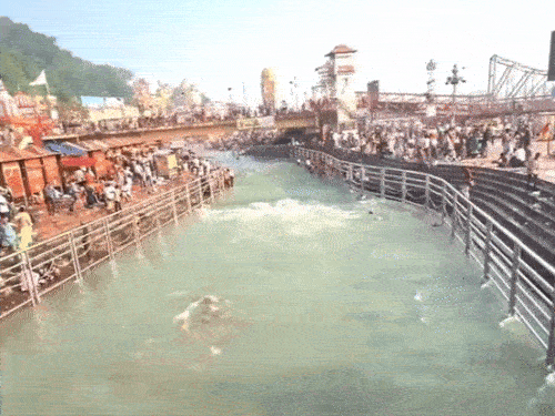 अखाड़ा परिषद की नाराजगी पर मिलने पहुंचा प्रशासन:CM धामी से निमंत्रण न मिलने पर नाराज थे, कहा था- शाही स्नान की परम्परा टूट सकती