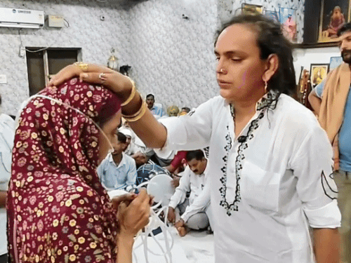 पंजाब में मोगा के बाबा का VIDEO वायरल:महिला की ऑक्सीजन नली हटाने को कहा, टोटके से कुछ न हुआ तो बोला– आज रास्ता नहीं दिखा