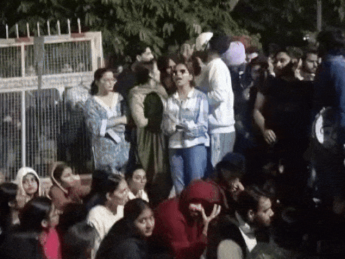 पंजाब यूनिवर्सिटी में छात्रों का हंगामा:'चंडीगढ़ पुलिस गो बैक' के नारे लगाए, पैरेंट्स भी पहुंचे; 2000 पुलिसकर्मियों ने संभाला मोर्चा