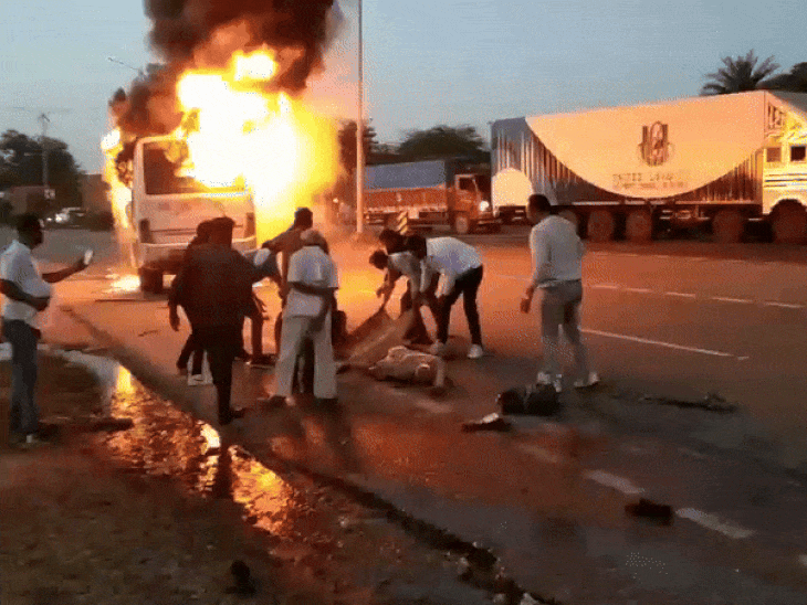 जलती बस से भागी 25 सवारियां, बाइक-सवार दो की मौत:दतिया में दोनों वाहनों में टक्कर के बाद लगी थी आग