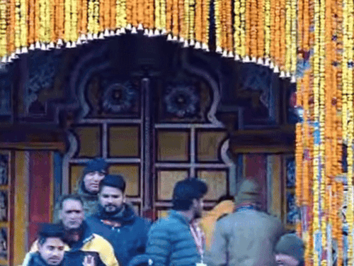 205 दिन बाद बंद बद्रीनाथ धाम के कपाट:सेना के बैंड की धुन पर थिरके भक्त; जोशीमठ के नरसिंह मंदिर में होगी शीतकालीन पूजा