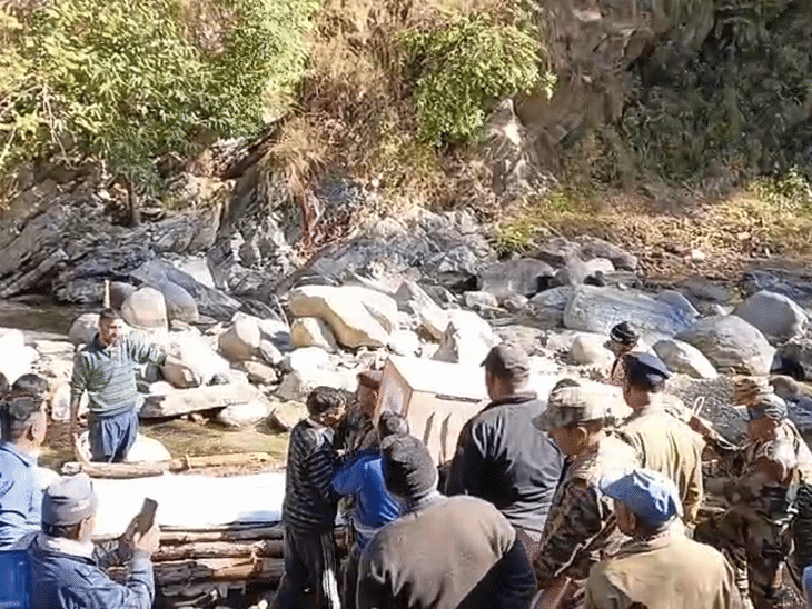 पंचतत्व में विलीन हुए उत्तराखंड के अग्निवीर दीपक:चचरे भाई ने दी मुखाग्नि; LOC पर ड्यूटी के दौरान लगी थी 4 गोलियां