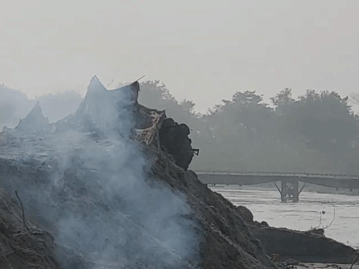 धर्मनगरी में गंगा किनारे इंडियन आर्मी का 'रैम प्रहार':जमीन पर टैंक और आसमान में उड़ रहे सेना के हेलिकॉप्टर, रिवर क्रॉसिंग की ले रहे ट्रेनिंग