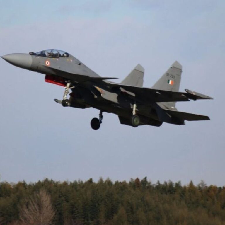 देहरादून में लड़ाकू विमान सुखोई की इमरजेंसी लैंडिंग:बरेली से भरी थी उड़ान, इंजन से तेल का रिसाव हुआ